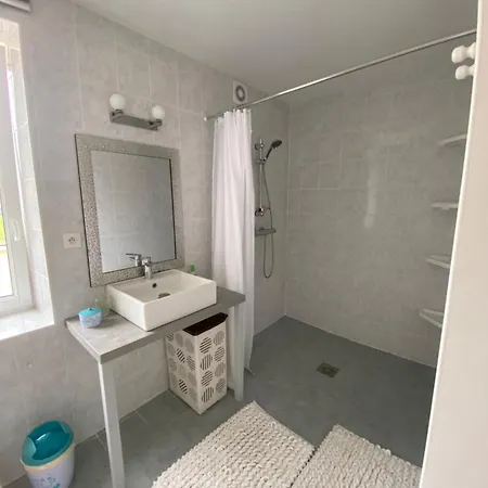 La Maison D'aime - Spacieuse Et Grand Jardin Дом отдыха Banville